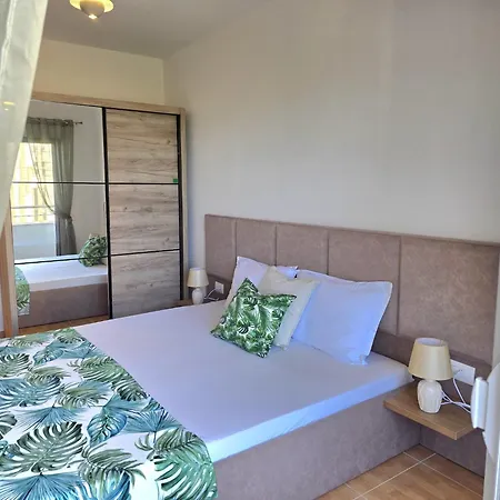 Apartment Modern Amenity-rich In Durres *